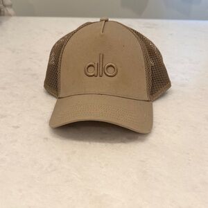 ALO Yoga Black and Tan Mesh Cap